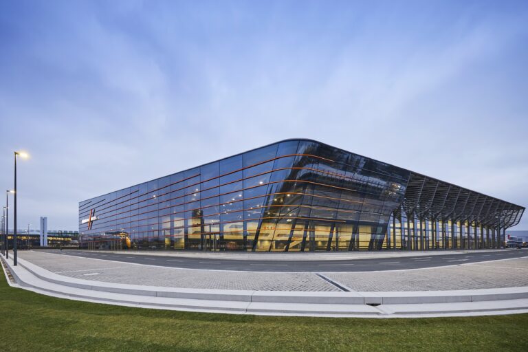 Außenansicht der Messehalle, ein großes modernes Glasgebäude nahe des Messehotels in Nürnberg