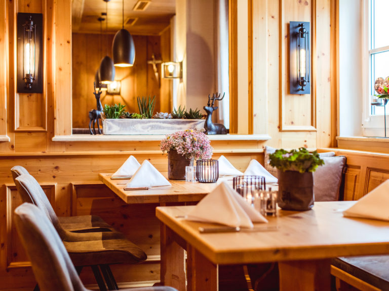 Zwei schön gedeckte Tische im Nürnberger Wirtshaus des Landgasthof Hotel Gentner in gemütlicher Holzoptik