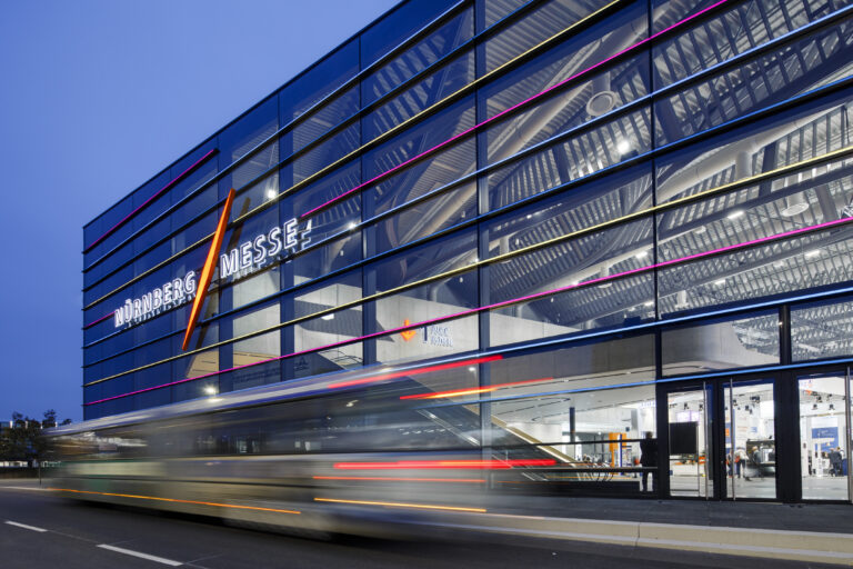 Außenansicht der Messehalle, ein großes modernes Glasgebäude nahe des Messehotels in Nürnberg